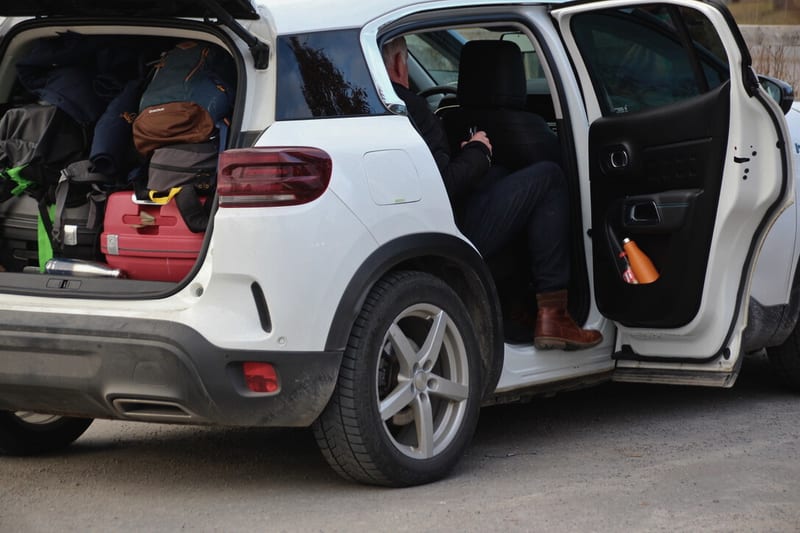 De auto volgepakt voor een schaatsreis