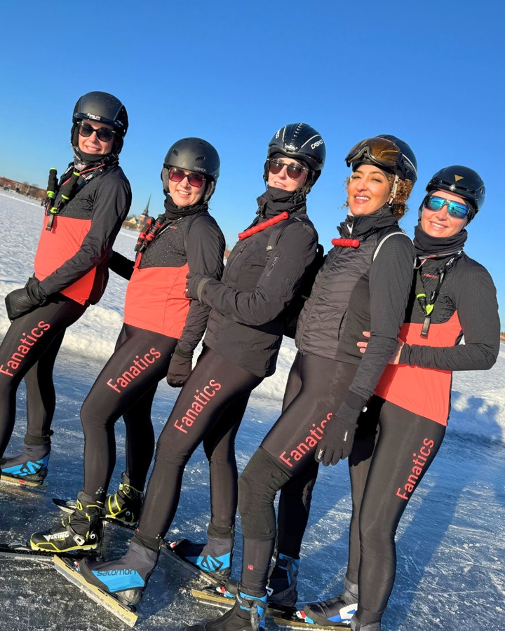Groep vriendinnen samen op pad tijdens een schaatsreis