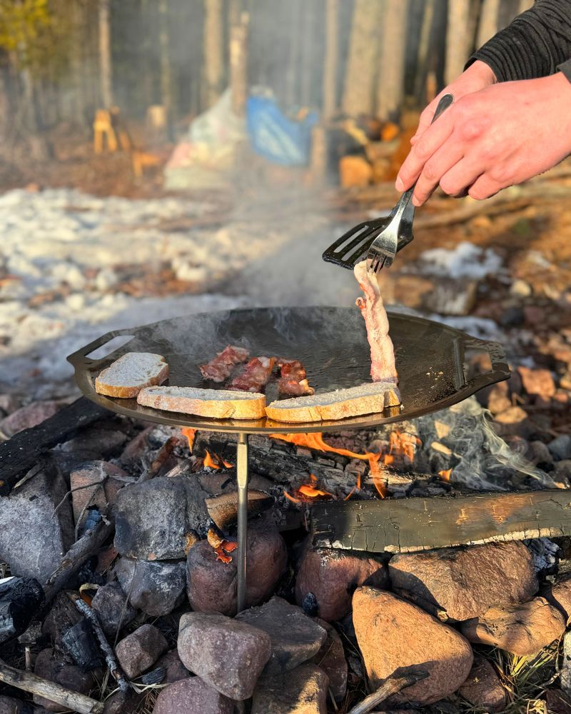 Lunch uit de pan boven een kampvuur op het ijs