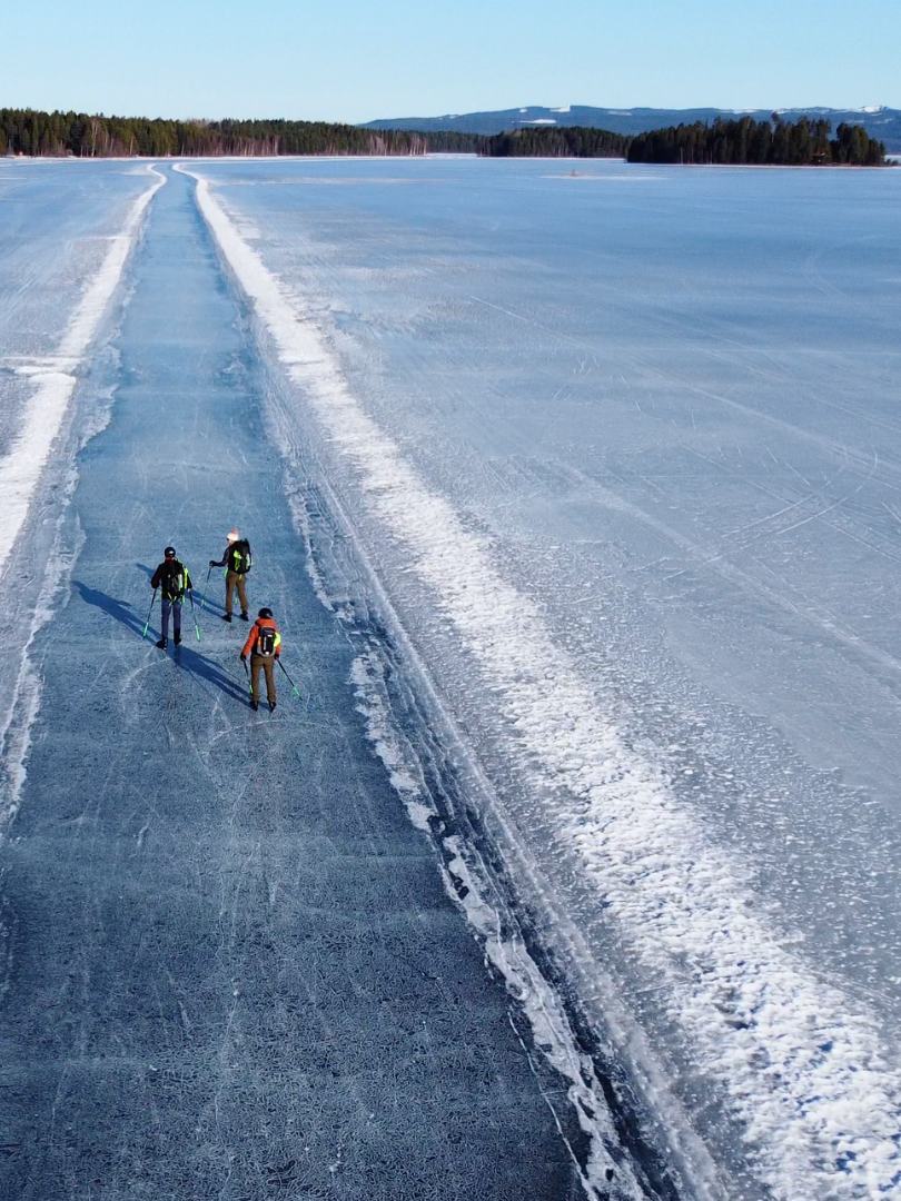 Geveegde schaatsbaan bij Orsa