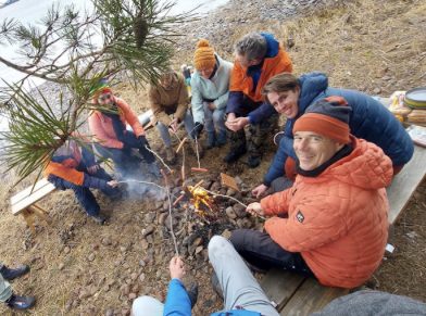 Groep rond een kampvuur in de zon, foto van Martine Verkouter