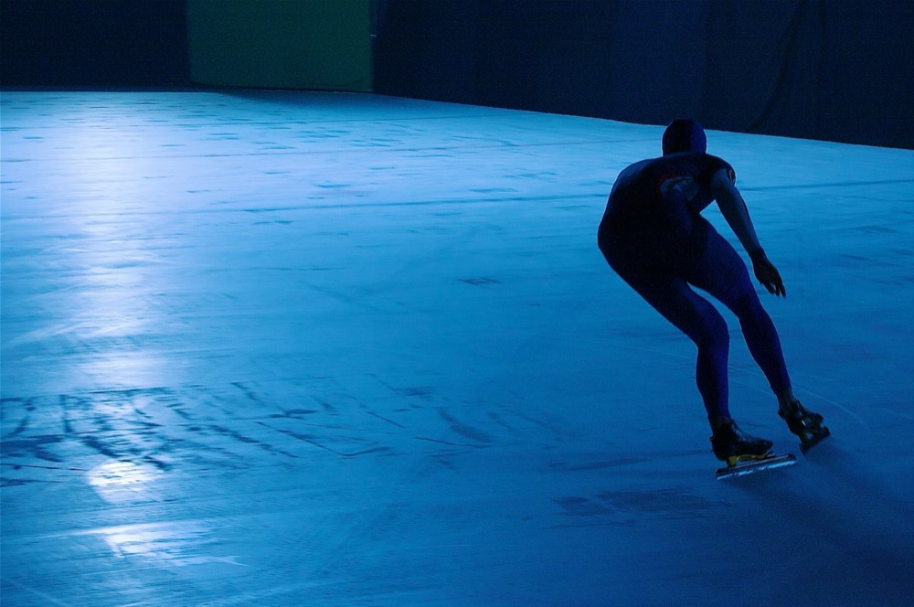 Schaatser in actie tijdens een training op de ijsbaan