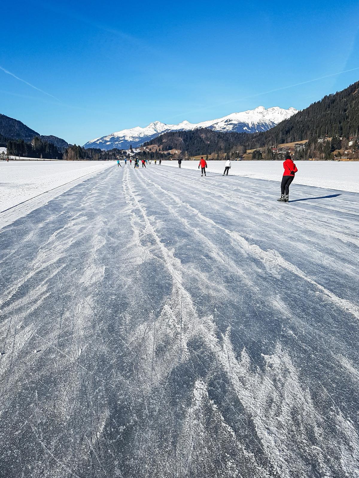 Geveegde natuurijsbaan op de Weissensee